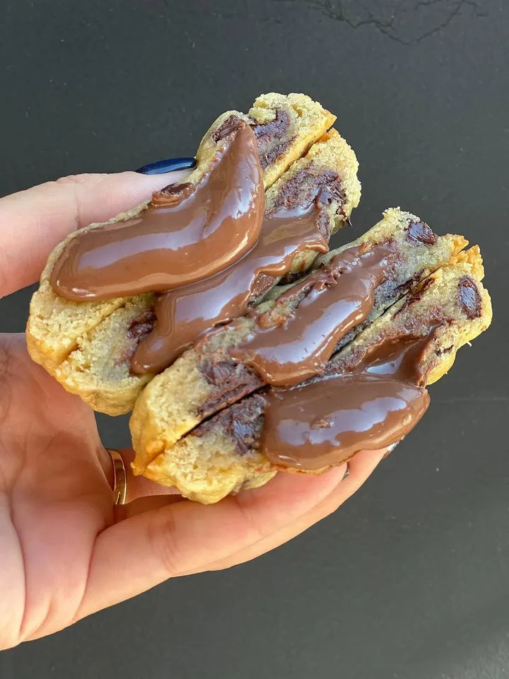 Cookie de Sil's Cakes partida por la mitad, rellena de Nutella