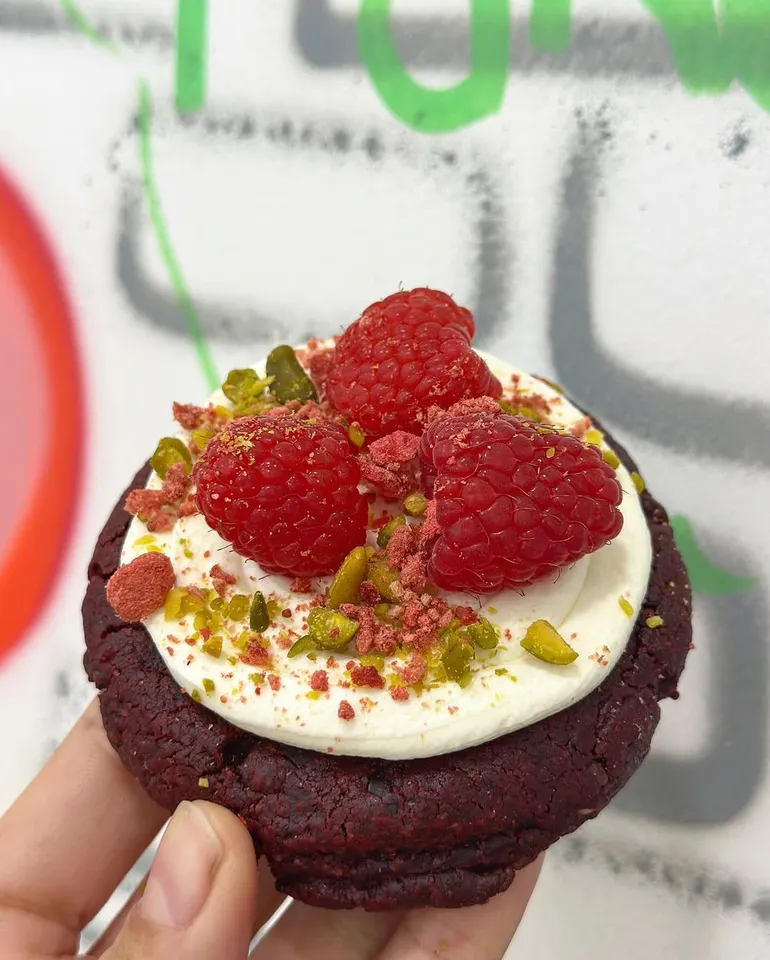 Cookie red velvet con crema, frambuesas y pistacho