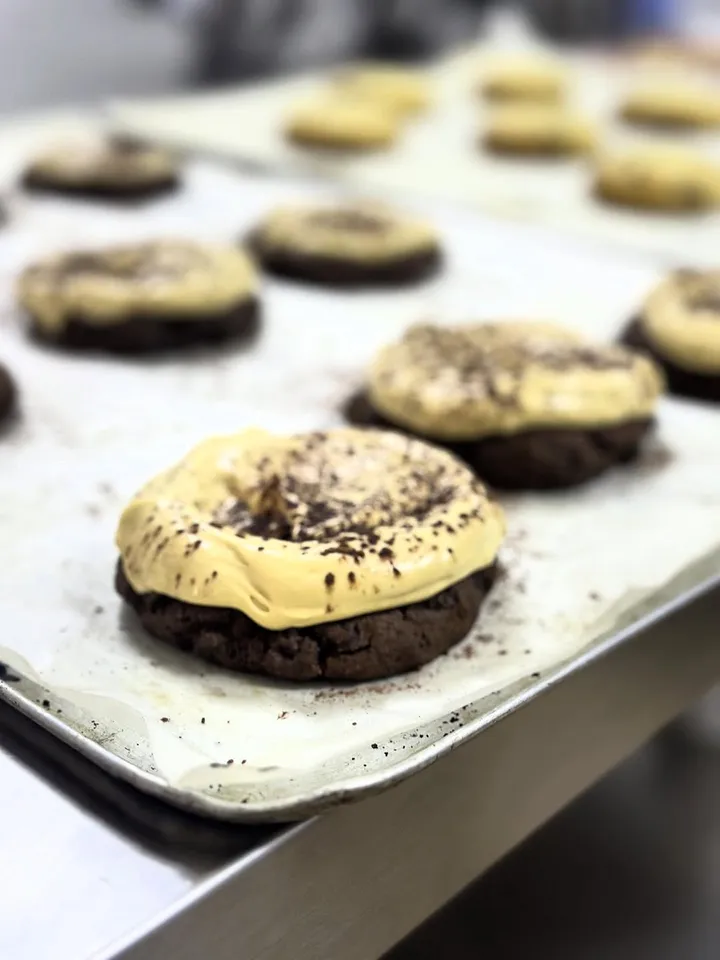 Crumbl cookies de tiramisú hechas en el curso de cookies