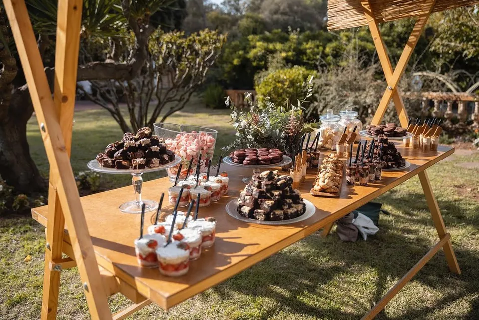 Mesa dulce de madera en un jardín